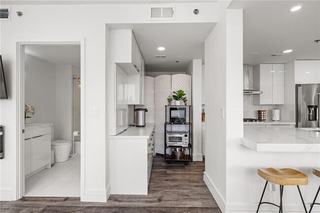 Building Photo - 3338 Peachtree Rd NE