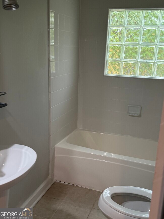 Building Photo - 1750 Linwood Ave