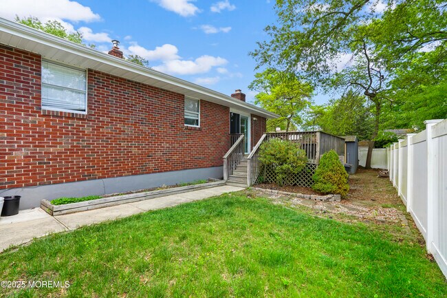 Building Photo - 2011 Oakhurst Pkwy