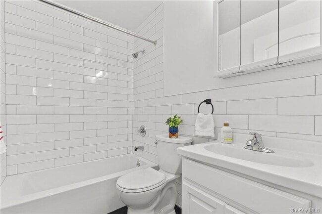 Building Photo - 305 Vista on the Lake