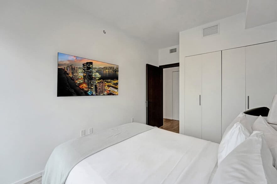 Building Photo - 398 NE 5th St