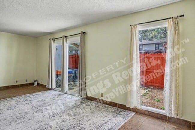 Building Photo - Two-Level Townhome in DeSoto Courts