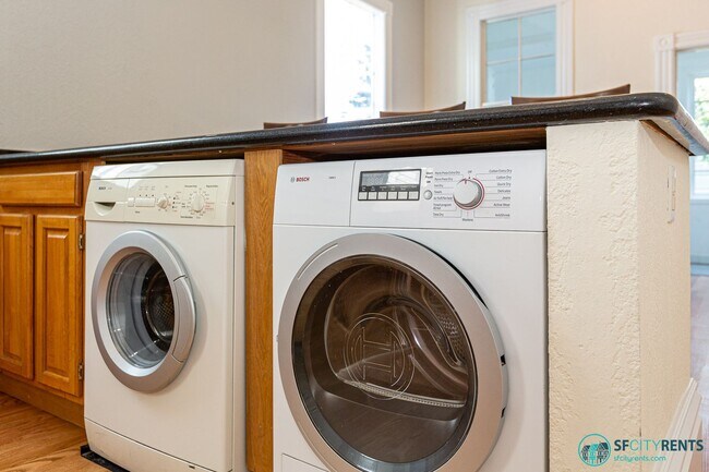 Building Photo - Noe Valley: House-like Apartment w/ 2 Bonus Rooms, Open Floor Plan & W/D in-unit