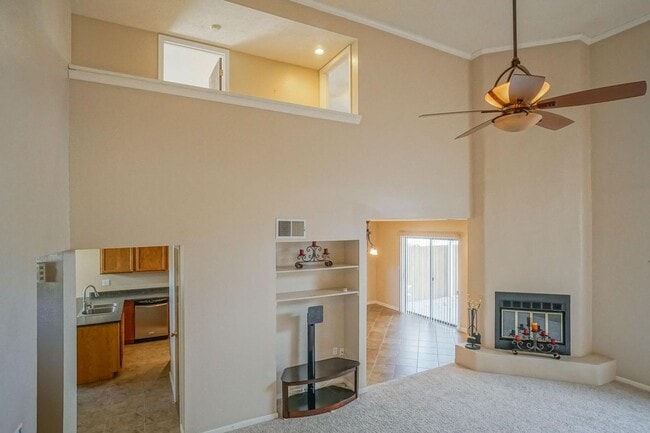 Building Photo - Amazing 3 bed 2 bath NE Heights Townhome