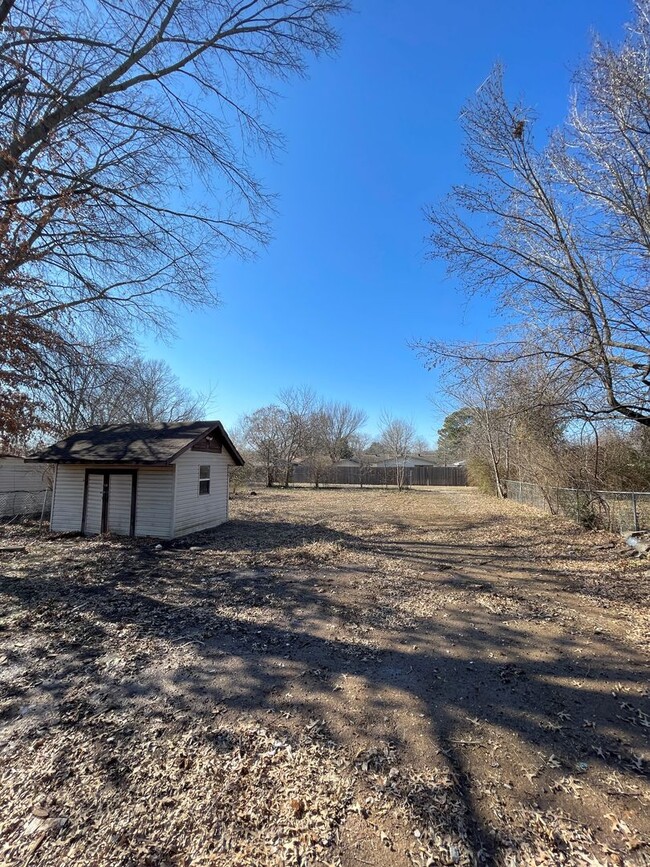 Building Photo - Historic 3 bedroom 2 bath home near campus