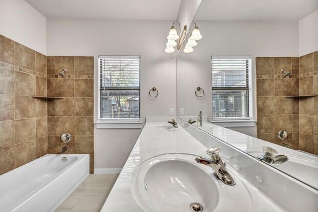 Building Photo - Gorgeous 3 bed 2 Bath detached condo in tr...