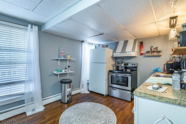 Building Photo - 910 Main St