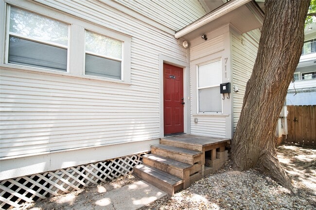 Building Photo - 711 Graham Pl