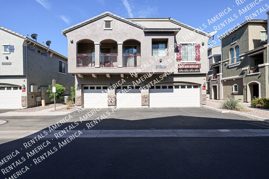 Building Photo - 2402 E 5th St