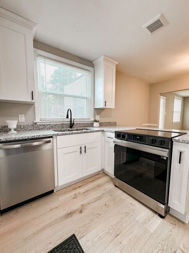 Building Photo - Remodeled 2 bed / 1 bath home