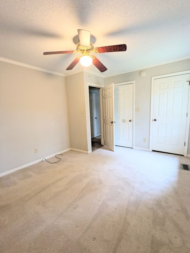 Building Photo - Fenced in Back Yard! Two Bedroom Two Bath ...