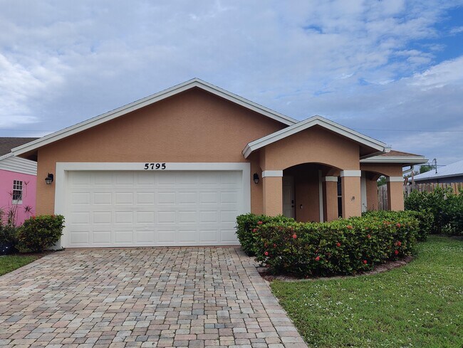 Building Photo - 5795 SE Mitzi Ln