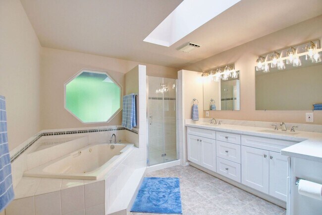 Building Photo - Lovely Clinton Home with Great Light and Pet Friendly!