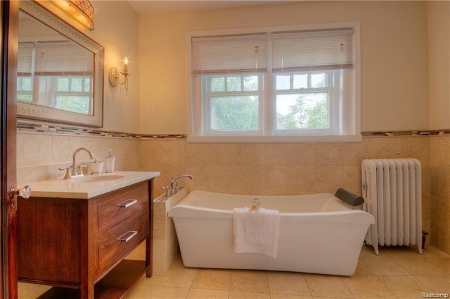 Building Photo - 22 Edison St