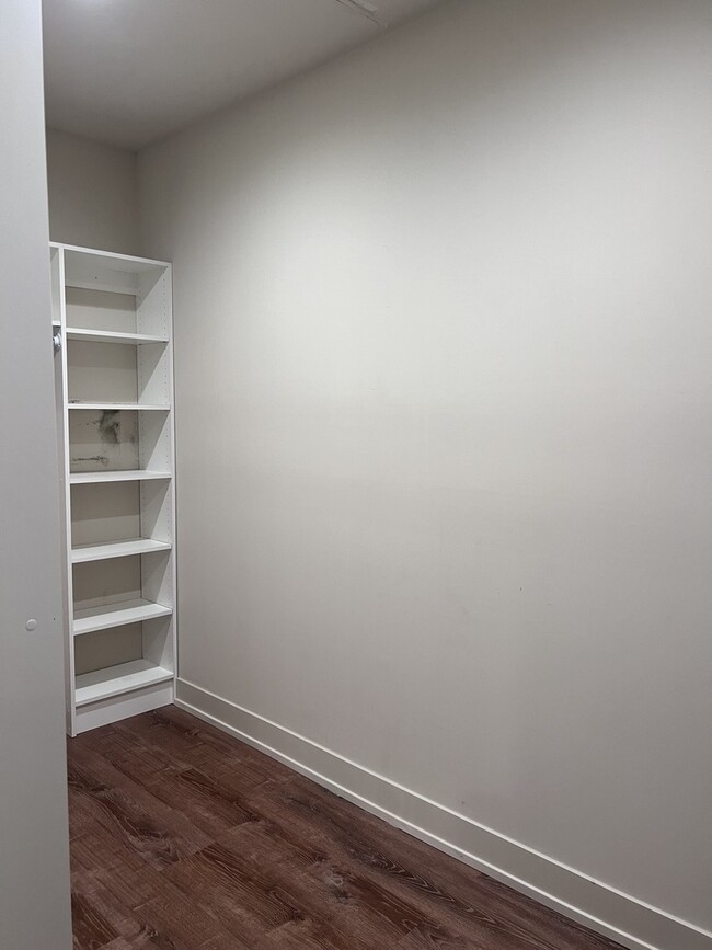 Building Photo - 1208 E 64th St
