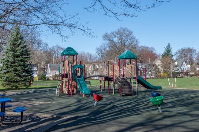 Building Photo - 217 Soundview Ave