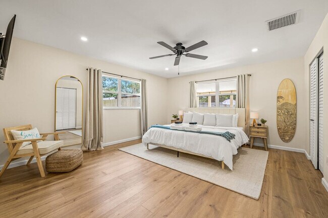 Building Photo - 10703 Del Prado Dr S