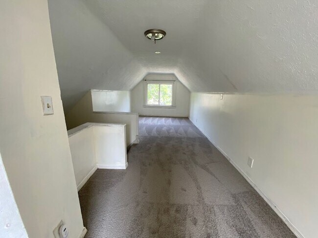 Building Photo - Freshly Renovated 4BR with Big Backyard Vibes