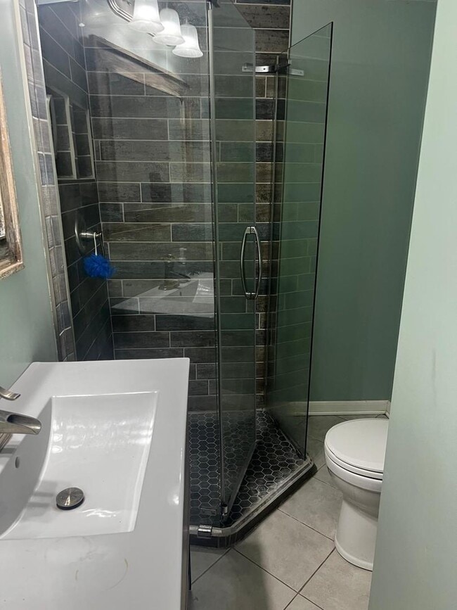 Building Photo - 717 E Clarendon Dr