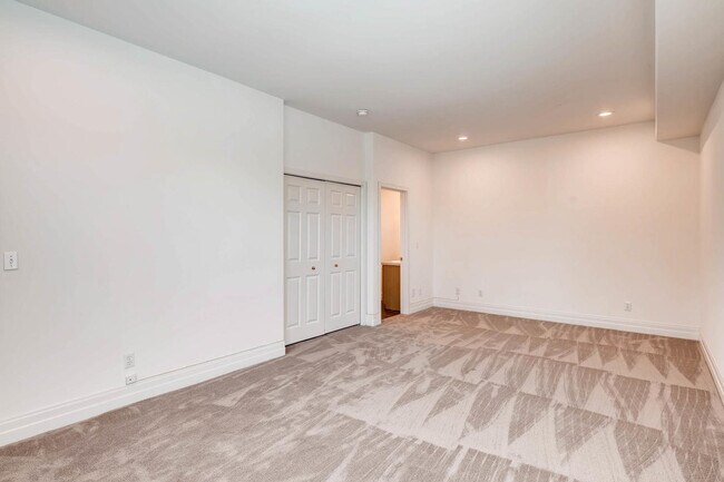 Building Photo - Queen Anne Home