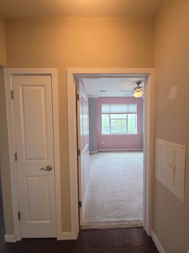 Building Photo - Beautiful 2nd floor (with elevator services) condominium: 2-bed, 2-bath, beautiful kitchen, bonus...