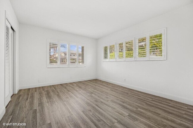 Building Photo - 2433 NE 24th St