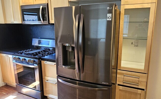 Building Photo - Gorgeous Remodeled 2 Bedrooms, 1 Bath Hous...