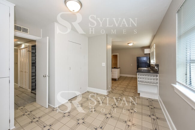 Building Photo - Enjoy one-level living in this 3 bedroom, 2 bathroom ranch-style home