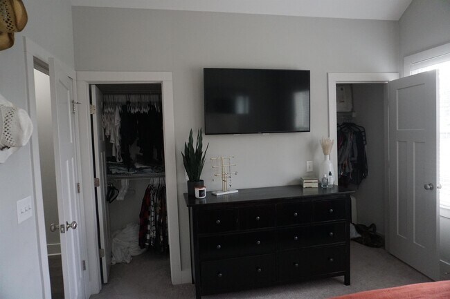 Building Photo - 509 Rosedale Ave E