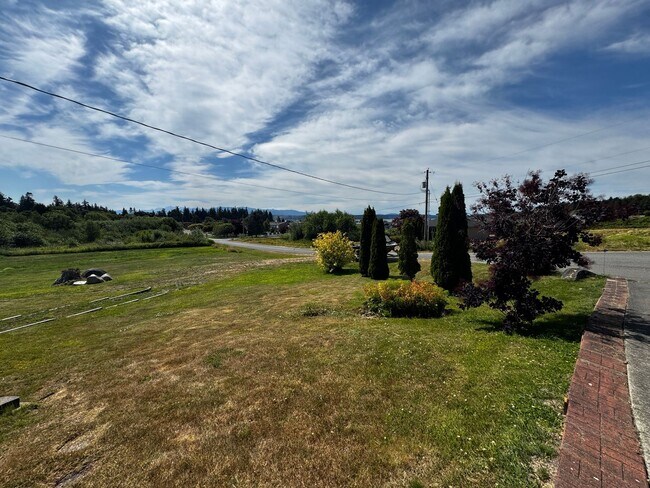 Building Photo - 2 Bedroom + Bonus Room + Loft Hansville Ho...