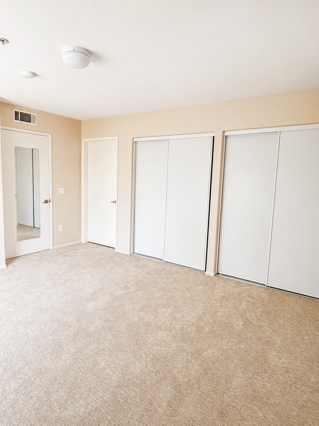 Building Photo - Spacious Upstairs 3 Bed 2.5 Bath Townhouse with 2 Car Tandem Garage