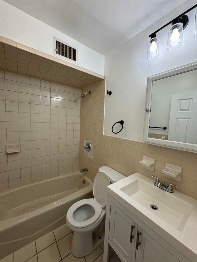 Building Photo - 384 Palisade Ave