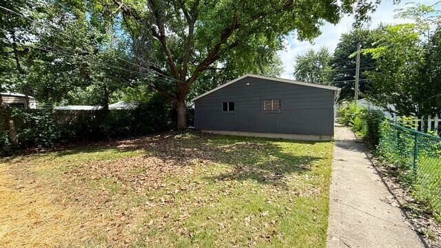 Building Photo - EAST SIDE 2 BEDROOM WITH BASEMENT!  AVAILABLE NOW!