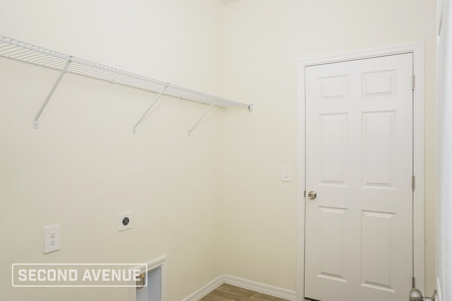 Building Photo - 1004 S Lassonde St