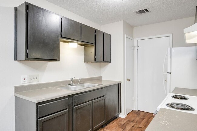 Building Photo - 6900 Branchwood Dr