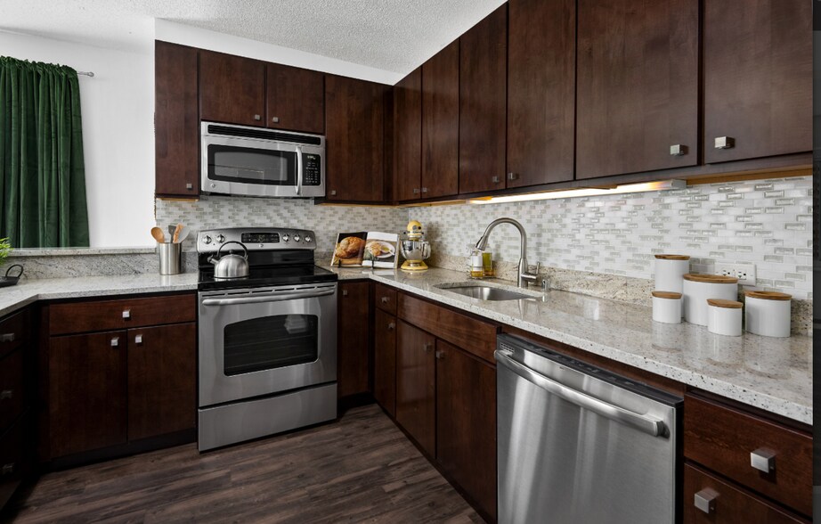 Building Photo - 851 N La Salle Dr