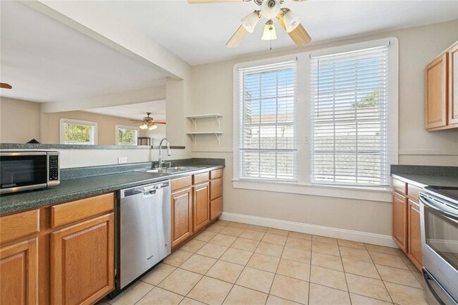 Building Photo - 5705 Prytania St