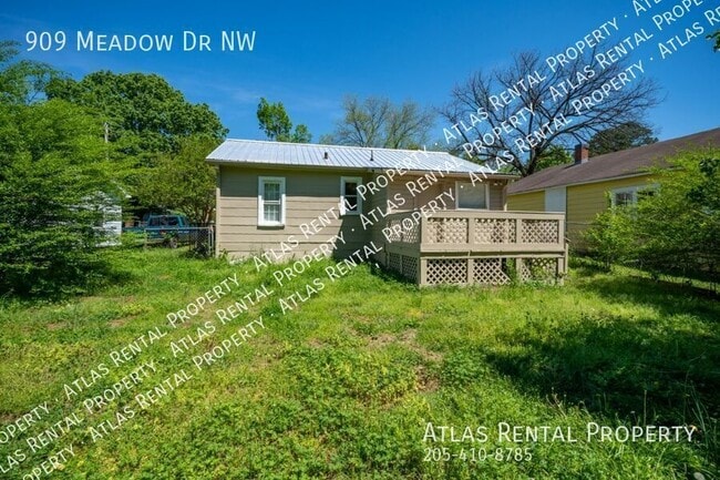 Building Photo - 909 Meadow Dr NW