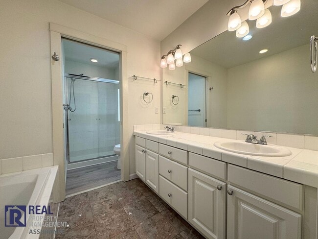 Building Photo - Charming 3BR/2BA End Unit Townhome-Now Available!!