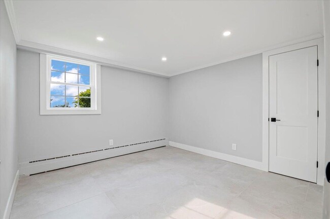 Building Photo - 8 Fairway Pl