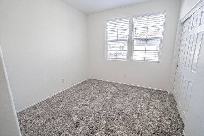 Building Photo - Creekside 3 Bedroom Townhome for Rent in V...