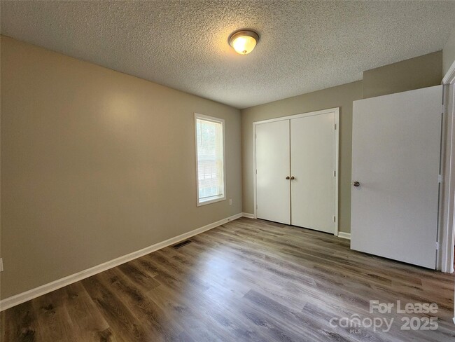 Building Photo - 268 Southcircle Dr NW
