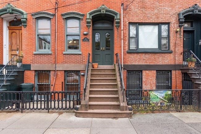 Building Photo - 34 Erie St