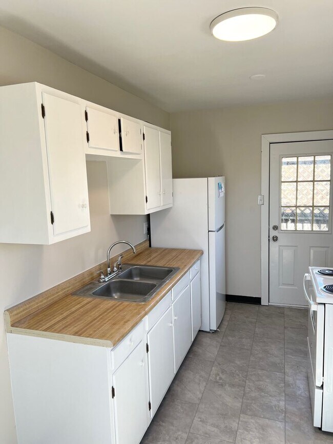 Building Photo - 3010 Zephyr Ave