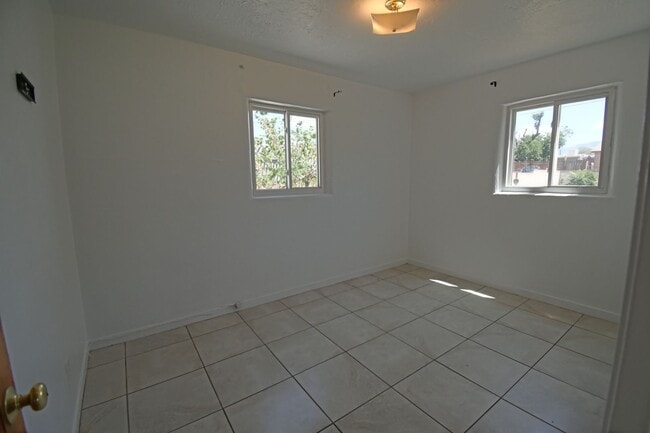 Building Photo - Charming 2bd/1ba Available for Move In