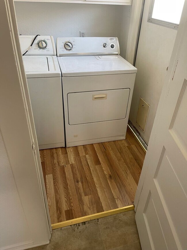 Building Photo - One bedroom apartment in downtown Riverside!