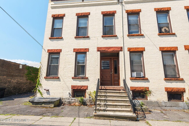 Primary Photo - 28 Bradford St