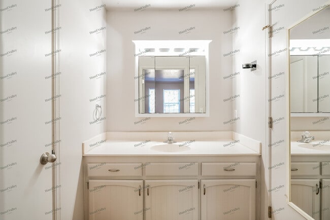 Building Photo - 2613 W Houston Pl