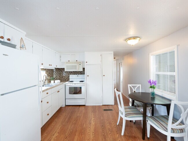 Building Photo - "Charming 2-Bed Furnished Annual Retreat in Venice, FL – Your Cozy Home Awaits!"