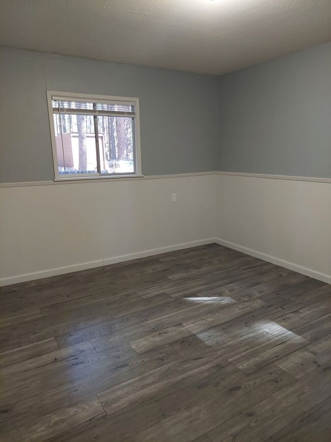 Building Photo - *LONG TERM RENTAL* 2 Car Garage